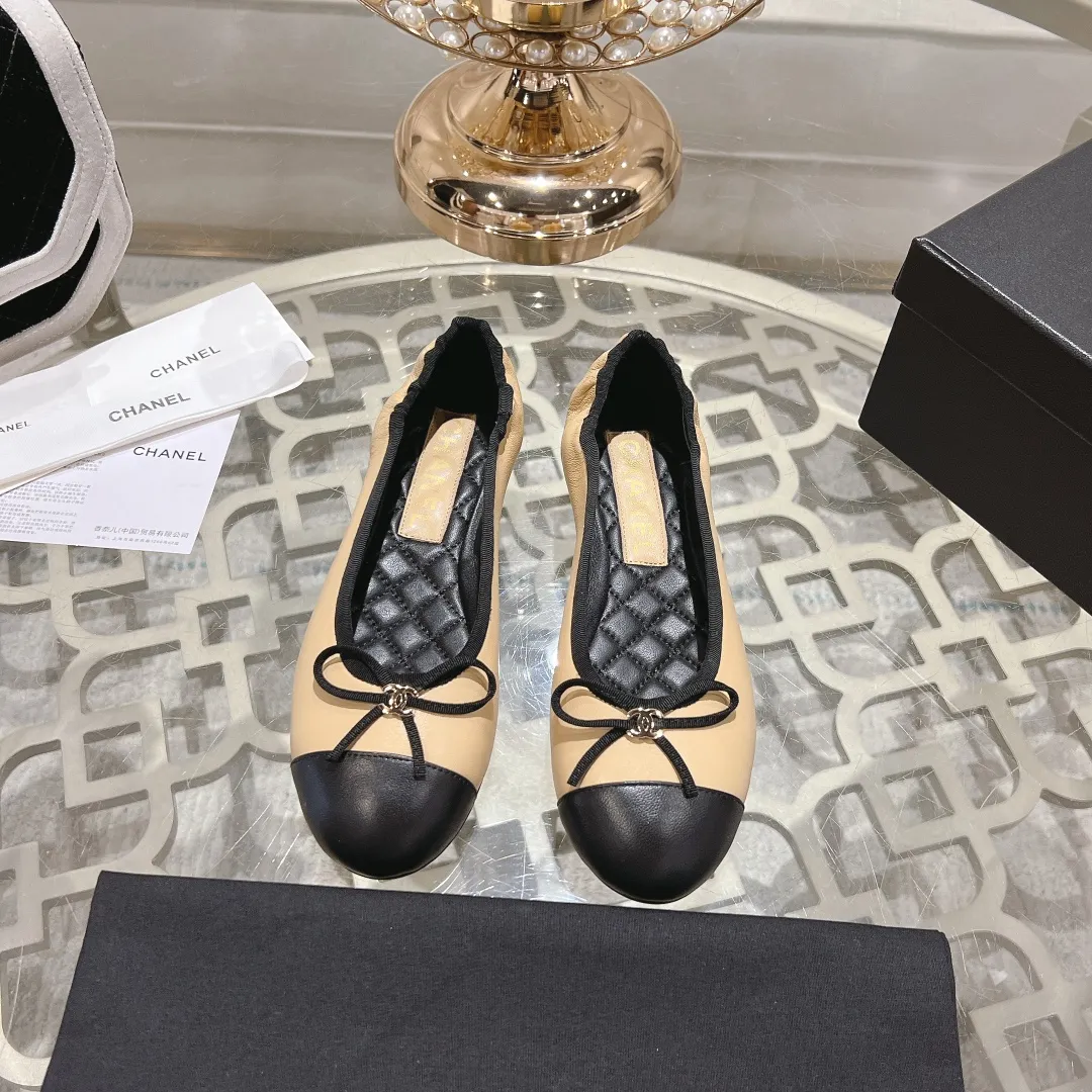 👟👟Ex-factory price 540👟👟 🌹🌹🌹2025 latest CHANEL Chanel early spring catwalk new model 🌸️Purchased the original version in Hong Kong and opened the mold exclusively. Top quality % genuine last developed with smooth lines. The shoe shape is perfect and can be safely entered and exited from the counter! Official website 1:1 production. 🇮🇹🇮🇹🇮🇹 Material: Mixed sheepskin imported from Italy & private molded double C buckle and letters are delicate, smooth, shiny and feel great! 💅The fabric and the feet are made of the same material, which is great on the feet! ! ! Color: black/apricot Code number: 34-40 (custom-made sizes 41 and 42 are non-refundable)